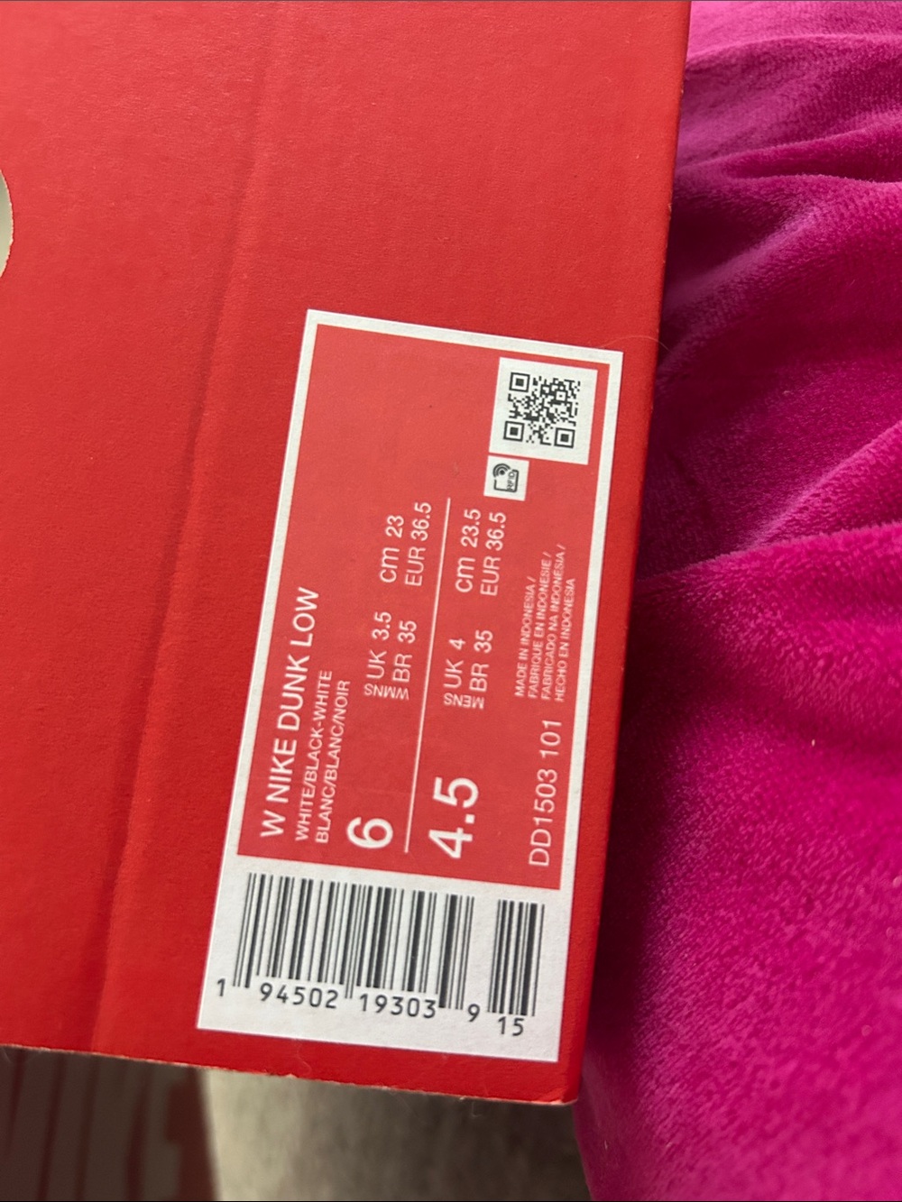 Nike Panda Dunks - Picture 4 of 4